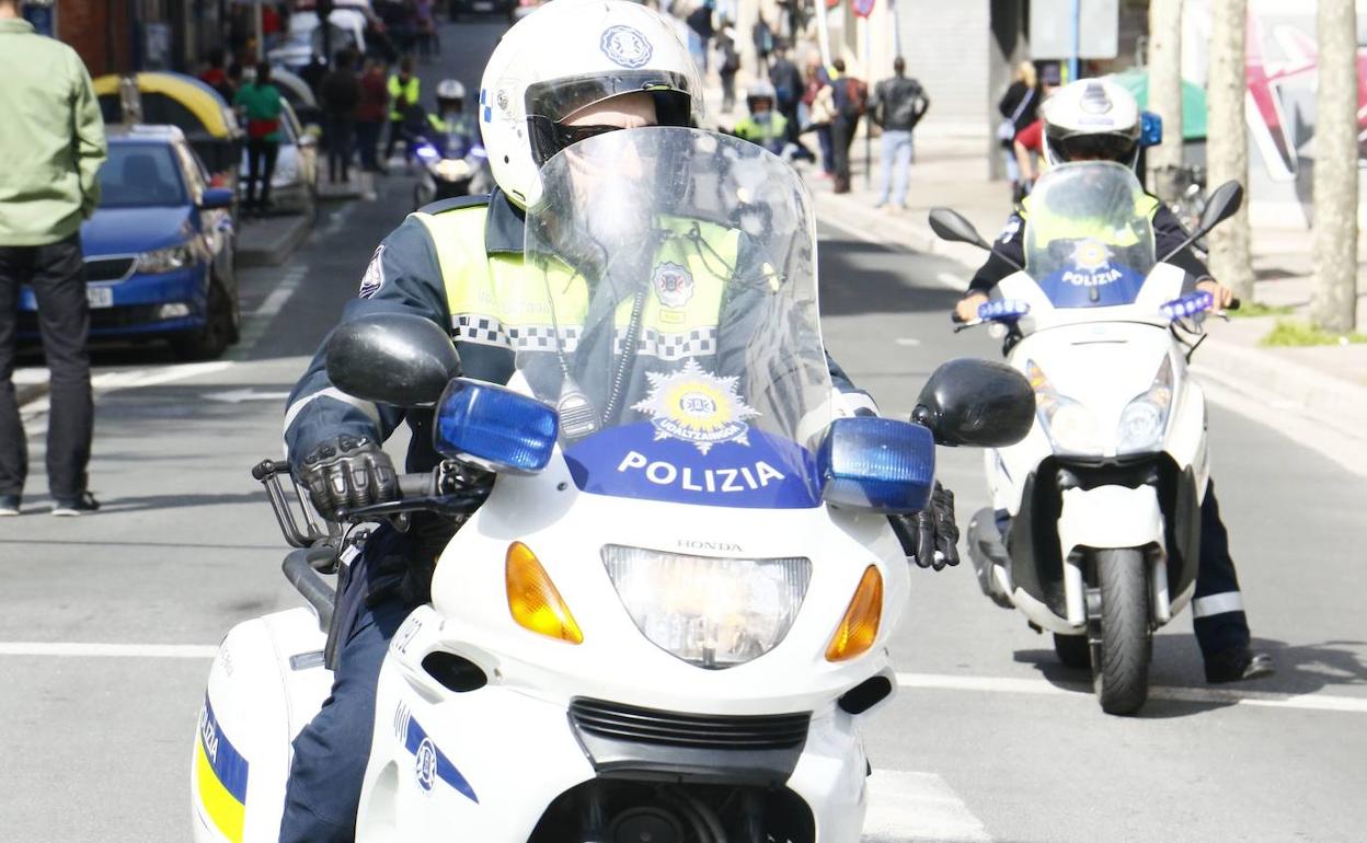 Una patrulla de la Policía Local por Vitoria. 