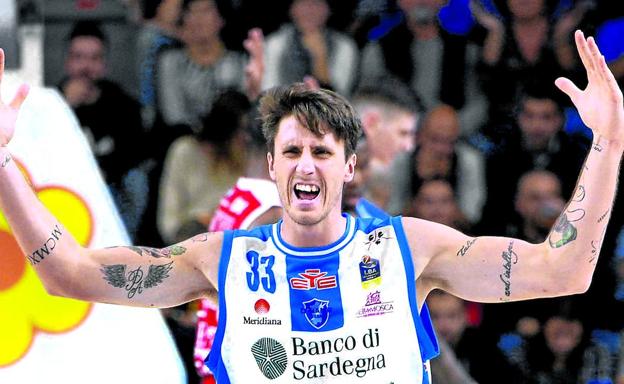 Achille Polonara hace un gesto con los brazos para enardecer al público durante un duelo de Liga italiana con el Dinamo Sassari.