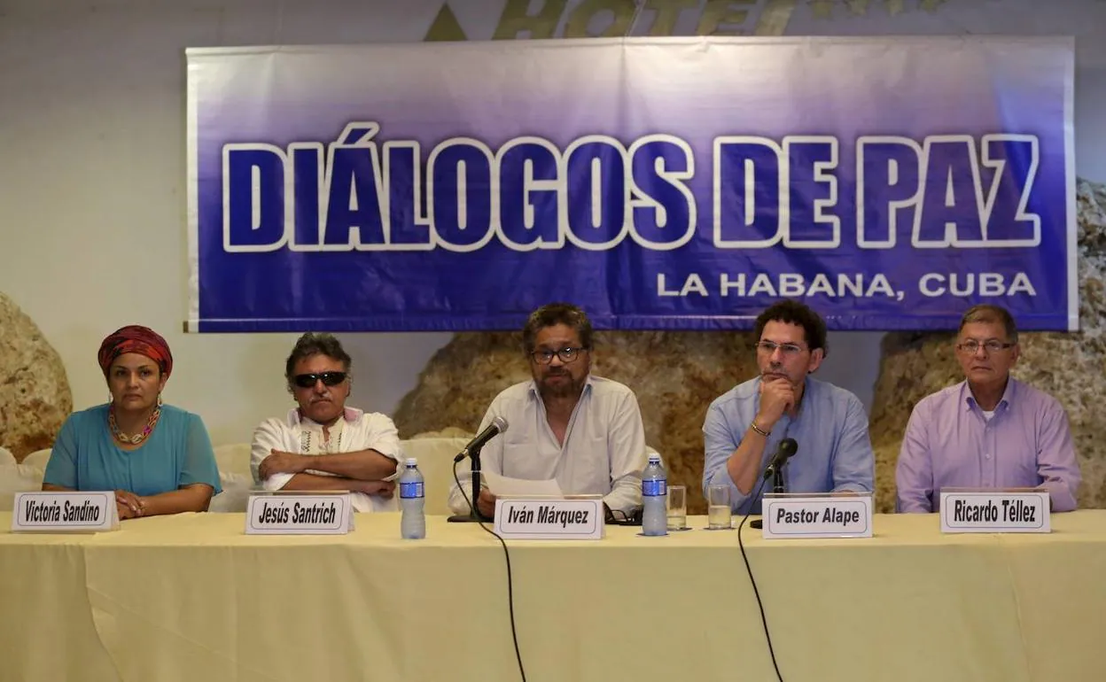 El negociador líder de las Fuerzas Armadas Revolucionarias de Colombia (FARC), Iván Márquez (C), lee un documento flanqueado por otros miembros del grupo.
