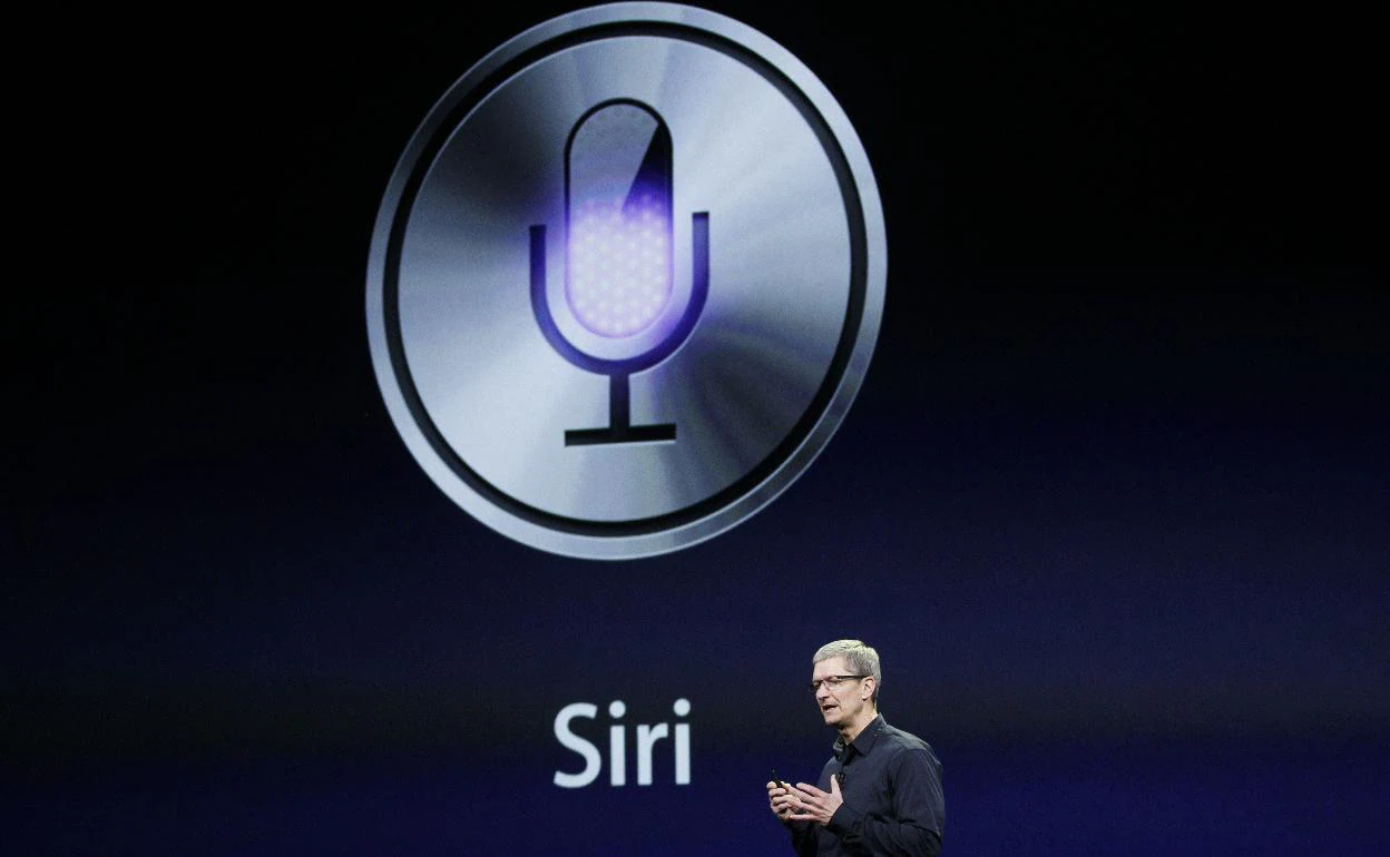 El CEO de Apple, Tim Cook, habla de Siri en una presentación. 