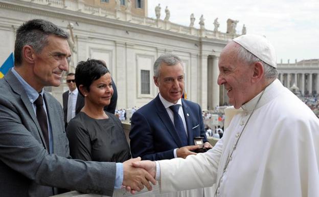 El Papa saluda a Jonan Fernández, Marian Elorza e Iñigo Urkullu.