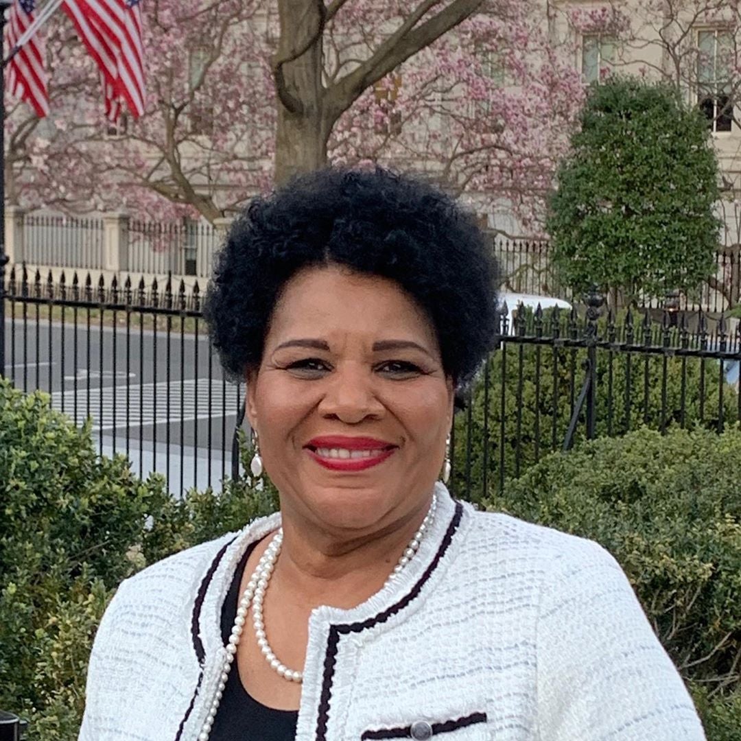 En la imagen, Alice Marie Johnson, una expresidiaria a la que Kim Kardashian ayudó a salir de la cárcel. Ahora, es modelo de su nueva firma de ropa interior reductora