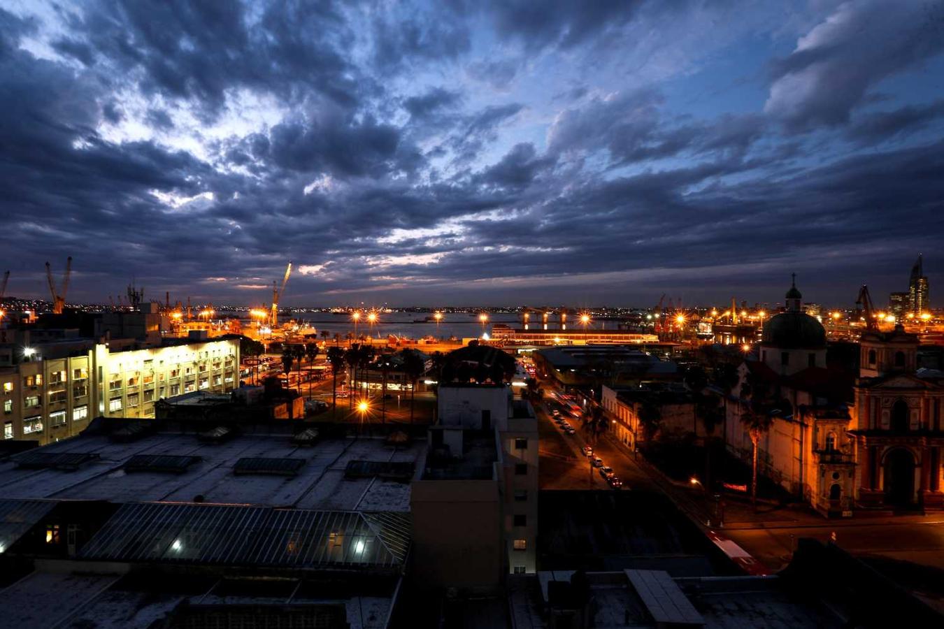 Vista del puerto de Montevideo, (Uruguay)