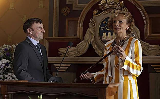 Imagen principal - Fotogramas de 'Agur Etxebeste', 'Una ventana al mar' y el documental 'Varados'.