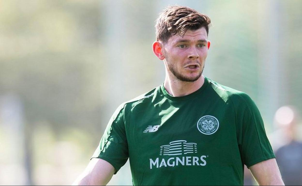 Oliver Burke llega cedido desde el West Bromwich, aunque el año pasado estuvo cedido en el Celtic.