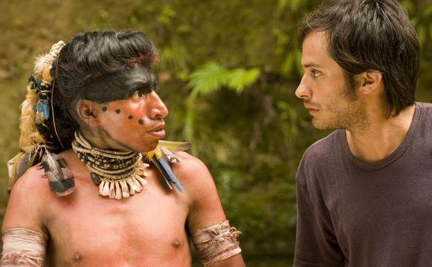 Juan Carlos Aduviri (izq.) y Gael García-Bernal (dcha.), en una escena de la película 'También la lluvia'. 