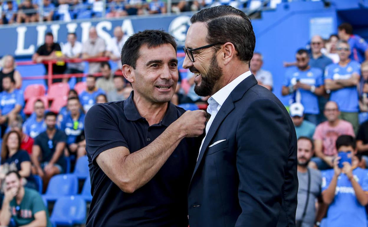 Saludo entre Garitano y Bordalás antes del inicio del partido.