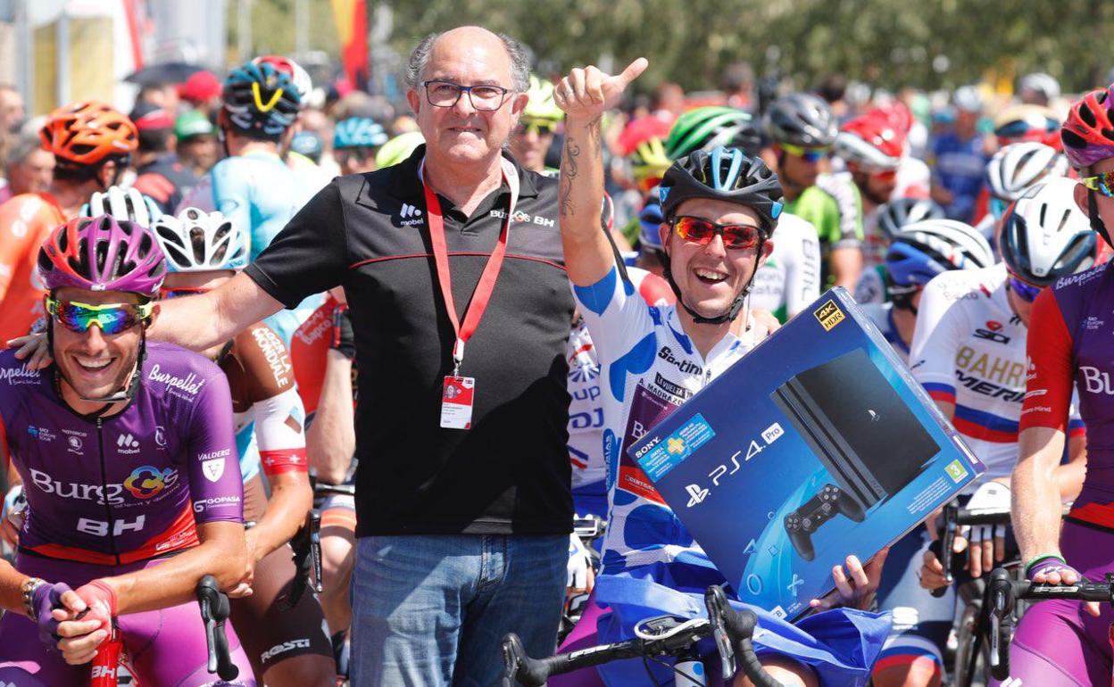 Ángel Madrazo posa sonriente con la PlayStation 4.