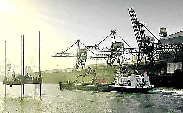 Pontona instalada en la ría para realizar catas bajo el agua.