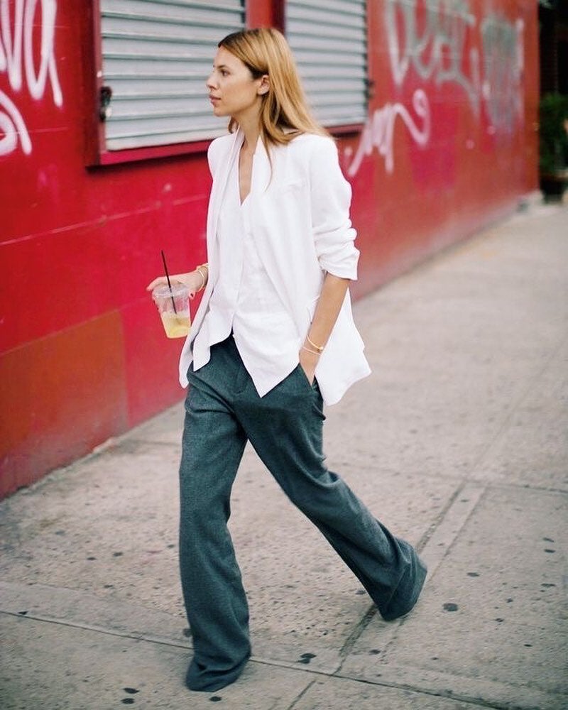 Pantalones sastre con camisas y blazers blancas