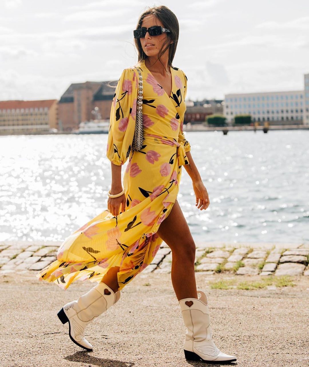 Vestidos de verano con botas 'cowboy'