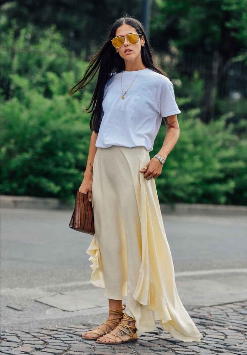 Faldas fluidas con camisetas y sandalias