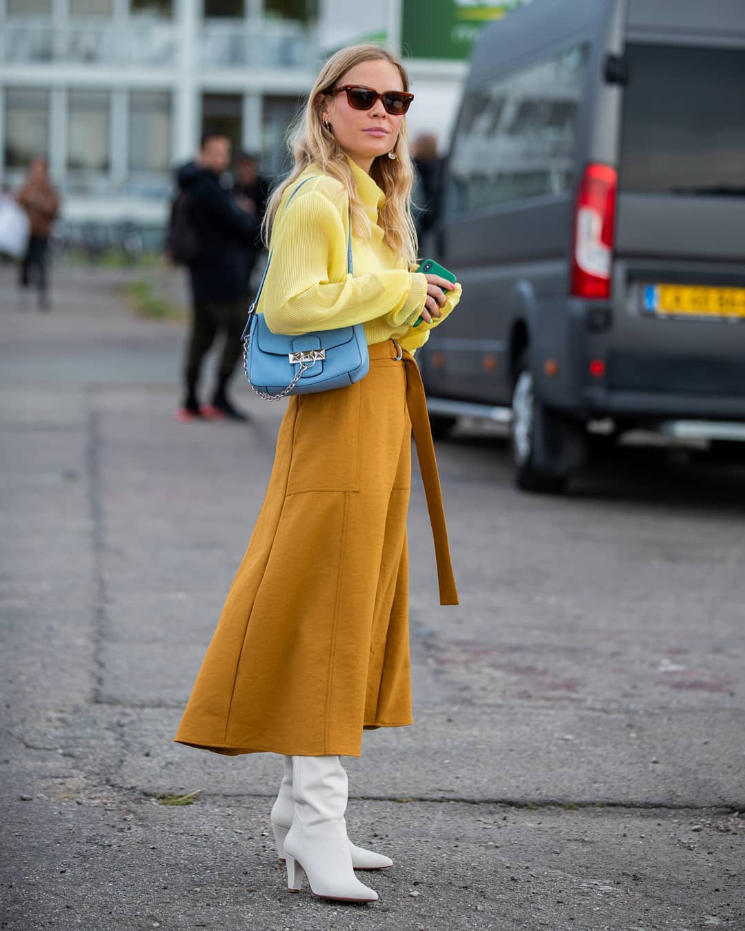 Faldas 'midi' con botas altas