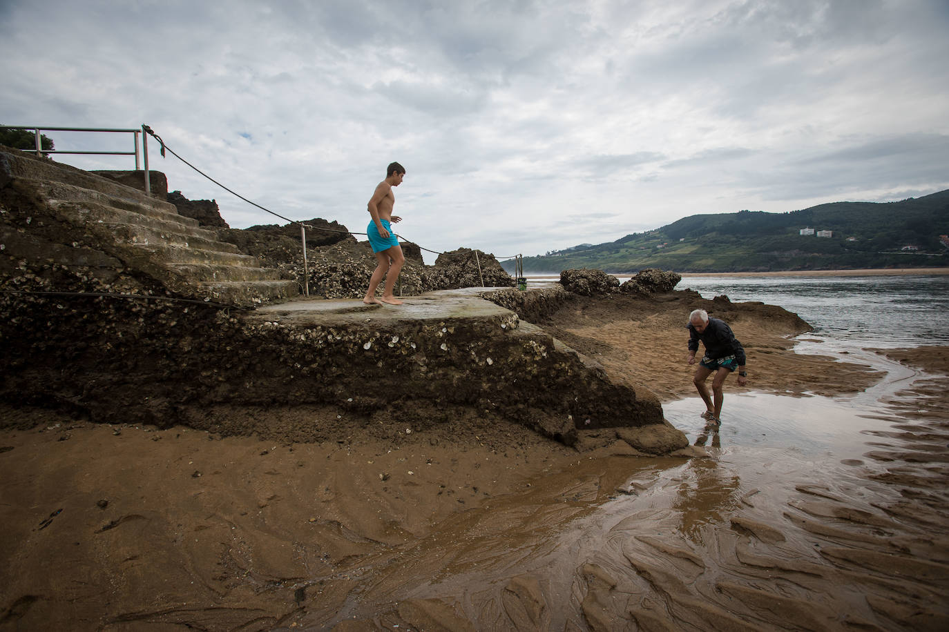 Fotos: Las mareas vivas dejan al desnudo las playas de Bizkaia