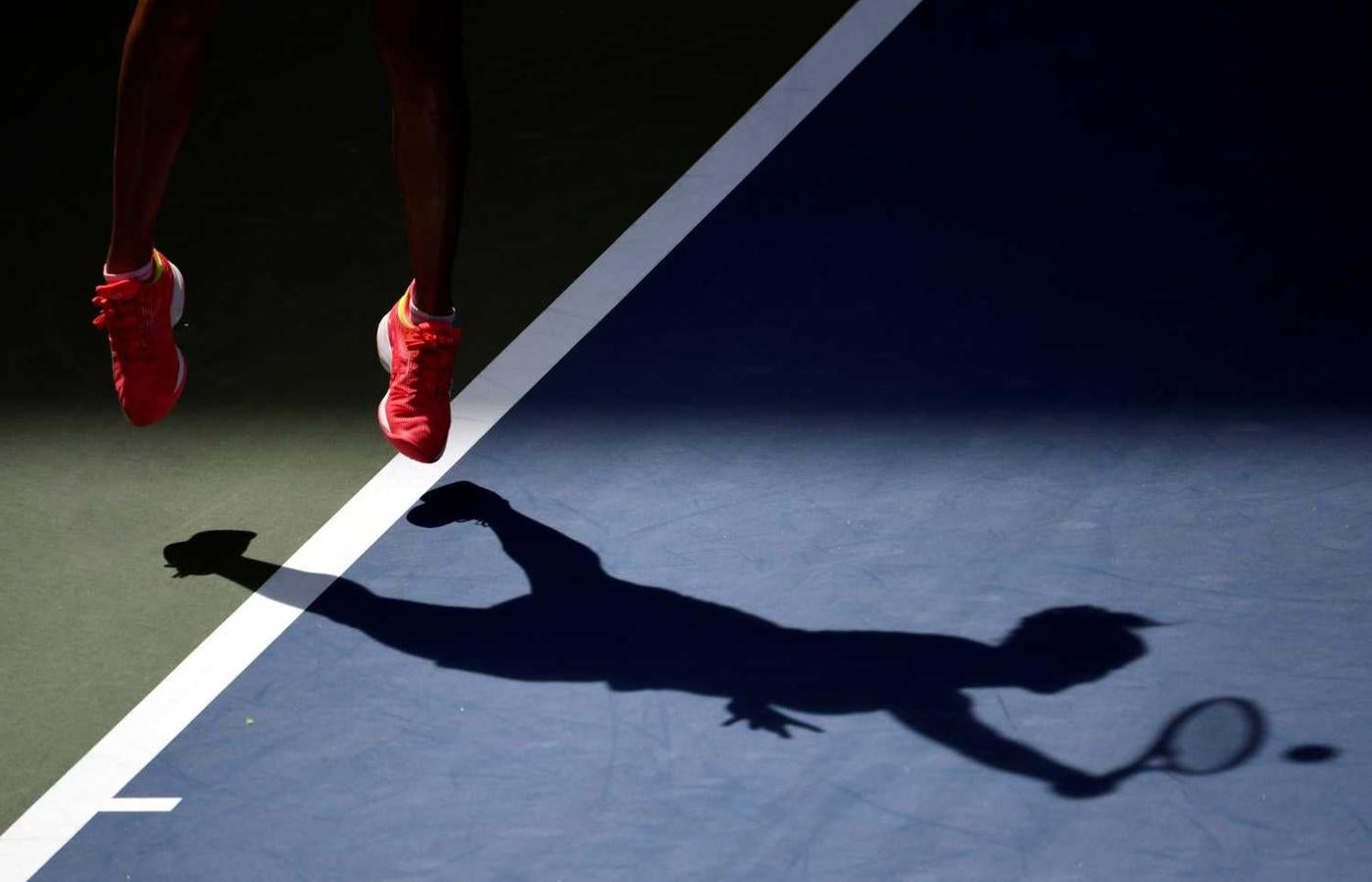 La tenista Julia Goerges sirve en un partido del torneo de tenis abierto de Estados Unidos 