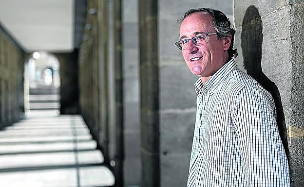El presidente del PP Vasco, Alfonso Alonso, posa en los Arquillos de Vitoria.