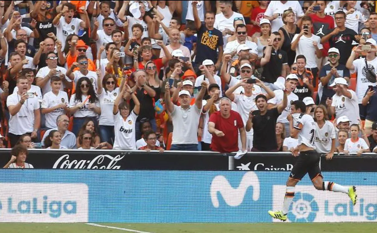 Dos penaltis marcados por Parejo dejaron los puntos en Mestalla
