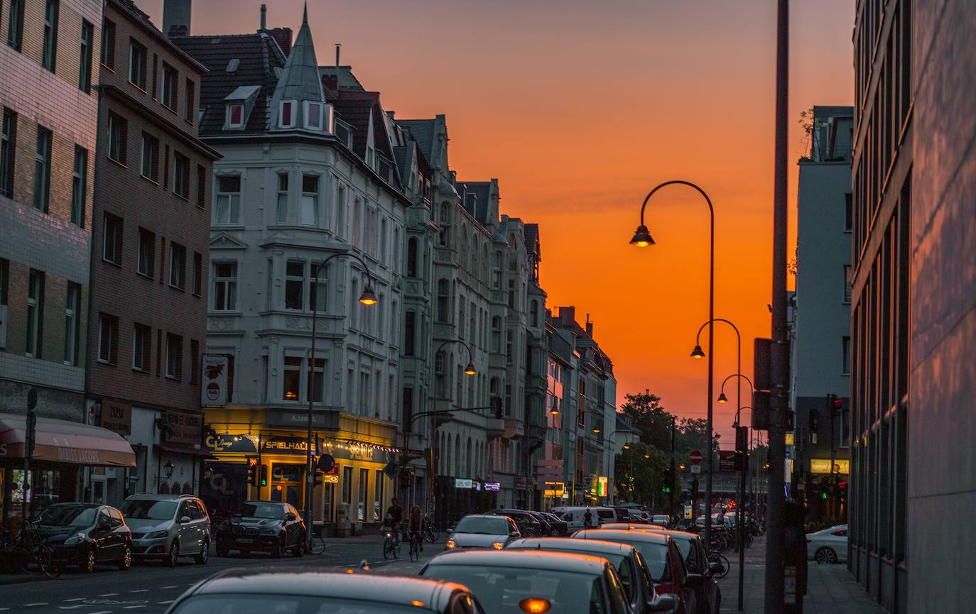 7. Colonia | En Colonia, ir de compras es todo un placer. El centro de la ciudad es mayormente peatonal, y está lleno de pequeñas tiendas para todos los gustos y precios. Gracias a él, la ciudad se logra hacer con el 7° lugar en el ranking con un promedio de 4,26 estrellas para sus 1800 tiendas. Schildergasse es la calle comercial más grande y el mejor lugar para encontrar todas las marcas internacionales. El barrio entero de un hervidero de tiendas. Bajando en dirección al río, encontrarás la Hohe Straße, que también tiene tiendas a raudales. Sin embargo, para hacer compras por tiendas un poco más singulares, lo mejor es acercarse al distrito belga. Precio fin de semana en Colonia: 472 € de media por dos noches. Rebajas de invierno: desde finales de diciembre hasta finales de enero.