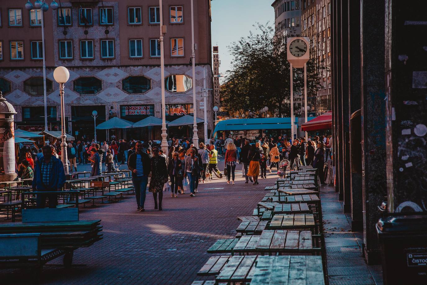 1. Zagreb | Zagreb es la favorita de los fashionistas europeos. Puede que las capital croata no sea el primer destino que te venga en mente a la hora de renovar tu fondo de armario, pero con una valoración media de 4.35 estrellas para sus 915 tiendas de ropa y calzado, Zagreb es la candidata perfecta según los usuarios de Google Sólo hay que saber a dónde ir. Lo mejor es comenzar en la calle Tkalčićeva, que está repleta de tiendecitas locales únicas. Si bajas por ella, terminas en la calle Ilica, de casi 6 km de longitud, donde abundan las tiendas y cafeterías para tomarte una merecida pausa. Es una de las calles más largas y concurridas de Zagreb. Allí encontrarás de todo, desde tiendas exclusivas y marcas de renombre hasta tiendas de instrumentos. Para descansar y recuperarse, te puedes acercar al café de Eli que sirve excelentes capuchinos y cafés con leche. Precio fin de semana en Zagreb: 120 € de media por dos noches. Rebajas de invierno: a partir del 27 de diciembre