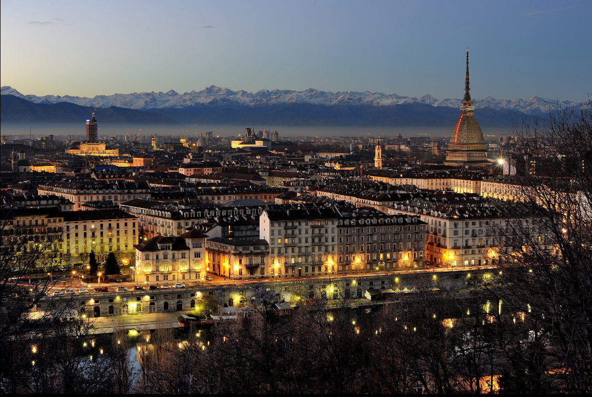 2. Turín | Esta hermosa ciudad italiana tiene casi 2800 tiendas de ropa y calzado y se hace con el segundo lugar con un promedio de 4.29 estrellas en Google. Por sorprendente que parezca, la favorita de los shoppers es Turín y no Milán, la capital de la moda. Si te animas a descubrirla, la Vía Roma es, sin lugar a dudas, el primer lugar que tienes que visitar. Saliendo de Porta Nuova, donde tienes tiendas bastante asequibles, entras en la plaza San Carlo, donde están boutiques de los diseñadores. Volviendo sobre tus pasos, tienes dos magníficas opciones: vía Po o Via Giuseppe Garibaldi. Precio fin de semana en Turín: 190 € de media por dos noches. Rebajas de invierno: del 5 de enero al 28 de febrero.