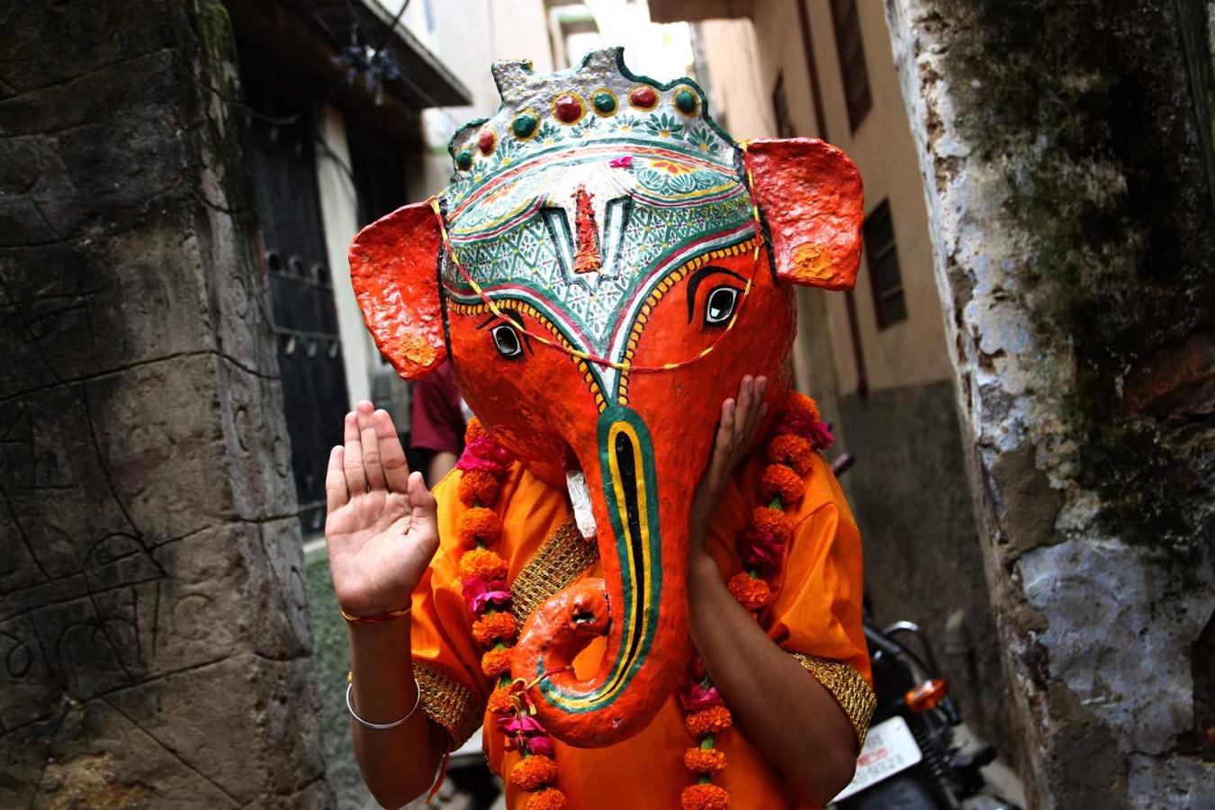 Un niño durante la celebración del festival Ganesh Chaturthi en Pushkar, en la India