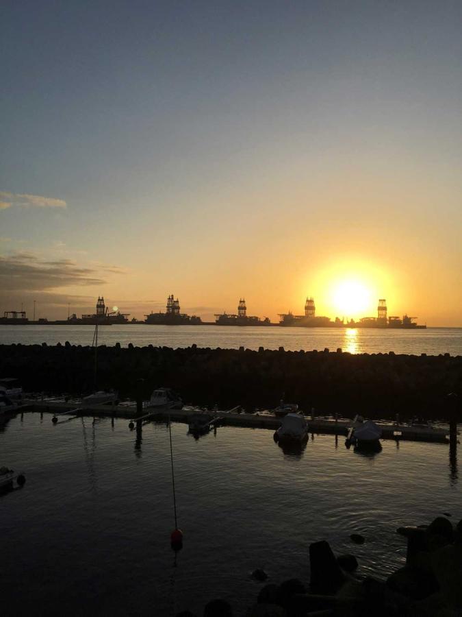 Amanecer en el puerto de Las Palmas de Gran Canaria donde están atracadas las plataformas petrolíferas en avituallamiento