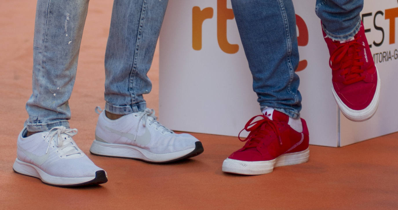 JUAN Y JOSÉ SALAZAR. Los Chunguitos mostraron dos de los looks más informales de la noche. Ambos con camisa y pantalones vaqueros. Juan eligió unas zapatillas Adidas como calzado y su hermano José unas Nike.