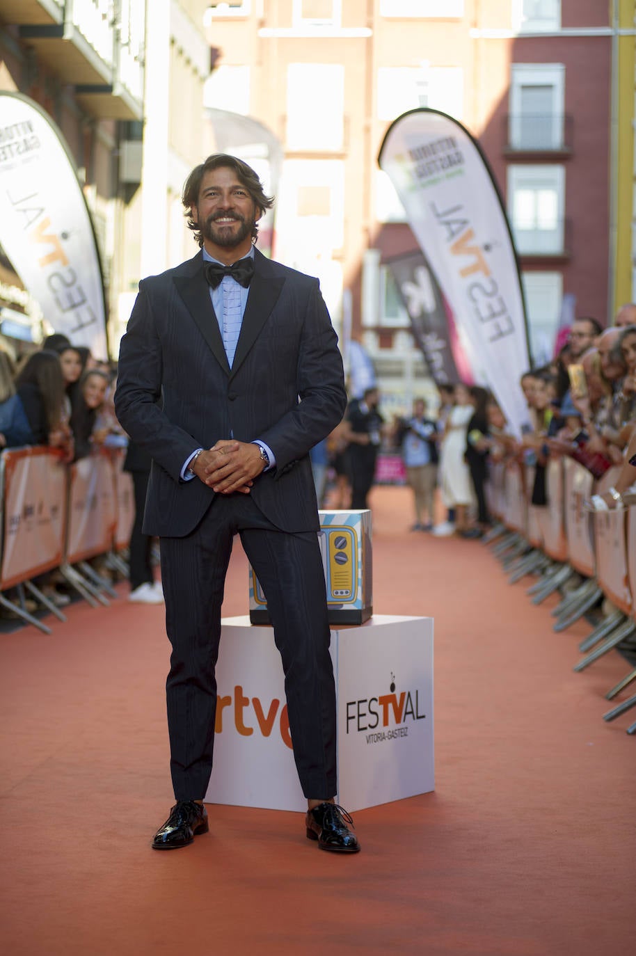 FÉLIX GÓMEZ. El actor ahora metido a cocinillas optó para el estreno en Vitoria por un 'total look' de Pedro del Hierro compuesto por traje, zapatos y pajarita negros y camisa azul.