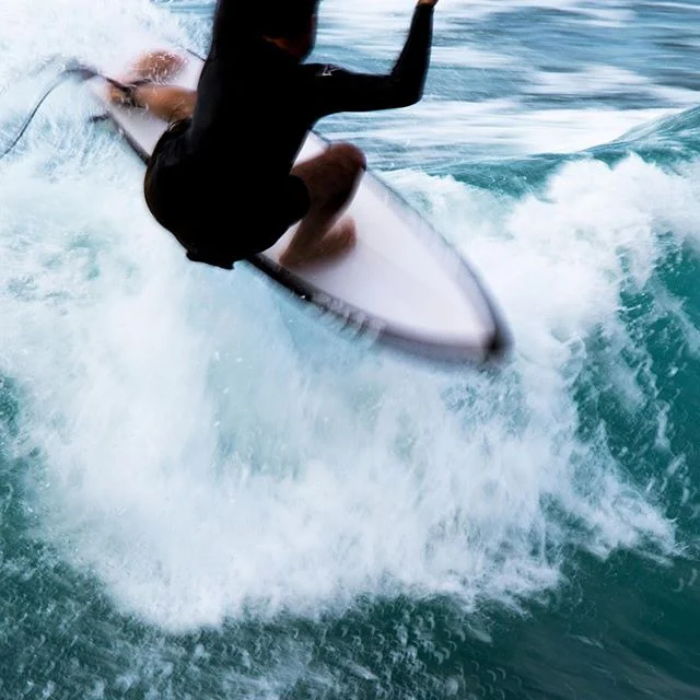 En los años 70 nació Pukas Surf gracias al esfuerzo de Marian Azpiroz e Iñigo Letamendia. Cuarenta años después, esta firma vasca de moda, accesorios y tablas de surf, sigue siendo un referente para los amantes del deporte de las olas