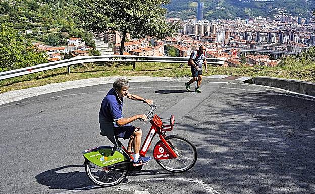 Alfredo, un usuario de BilbaoBizi, y Juan Ramón examinaban ayer las rampas del Arraiz en busca de un mirador para el jueves.