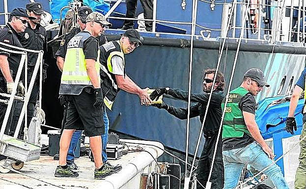 Agentes requisan el cargamento de droga a su llegada a puerto.