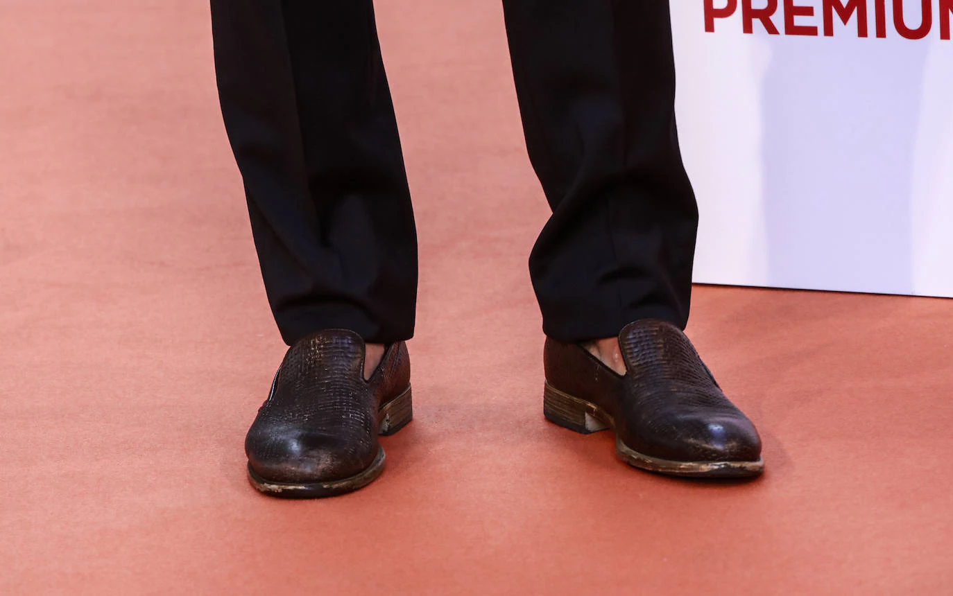 MIQUEL FERNÁNDEZ. El actor catalán se decantó para el estreno en Vitoria de ‘El Nudo’ por un traje oscuro de Paco Varela y zapatos de Guess.