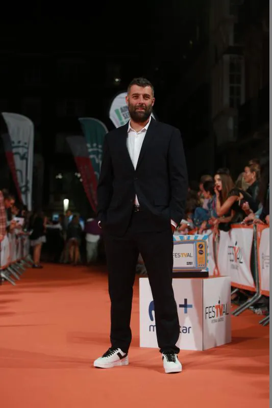 NACHO CARRETERO. El autor de el libro ‘En el corredor de la muerte’ se enfundó en un traje de Calvin Klein y lució en los pies zapatillas blancas de la marca japonesa Pony.