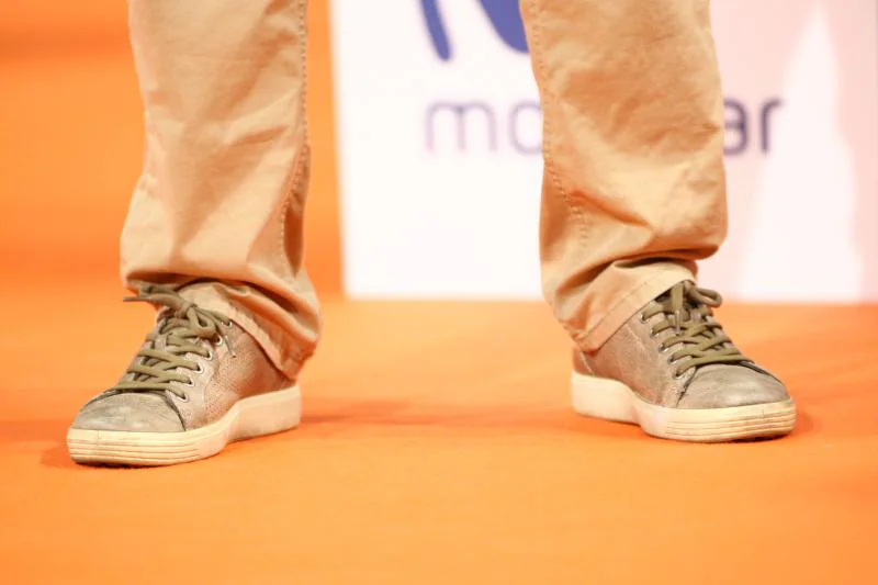 RAMÓN AGIRRE. El actor y humorista vasco optó para la presentación en Vitoria de ‘El corredor de la muerte’ por una americana azul marino, camiseta gris, pantalón beige y zapatillas marrones.