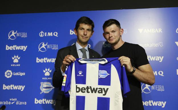 Alfonso Fernández de Trocóniz y Oliver Burke, durante la presentación del escocés. 