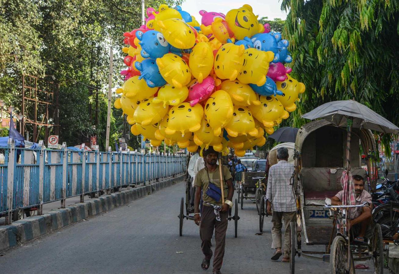 Un vendedor de globos en Siliguri, India 