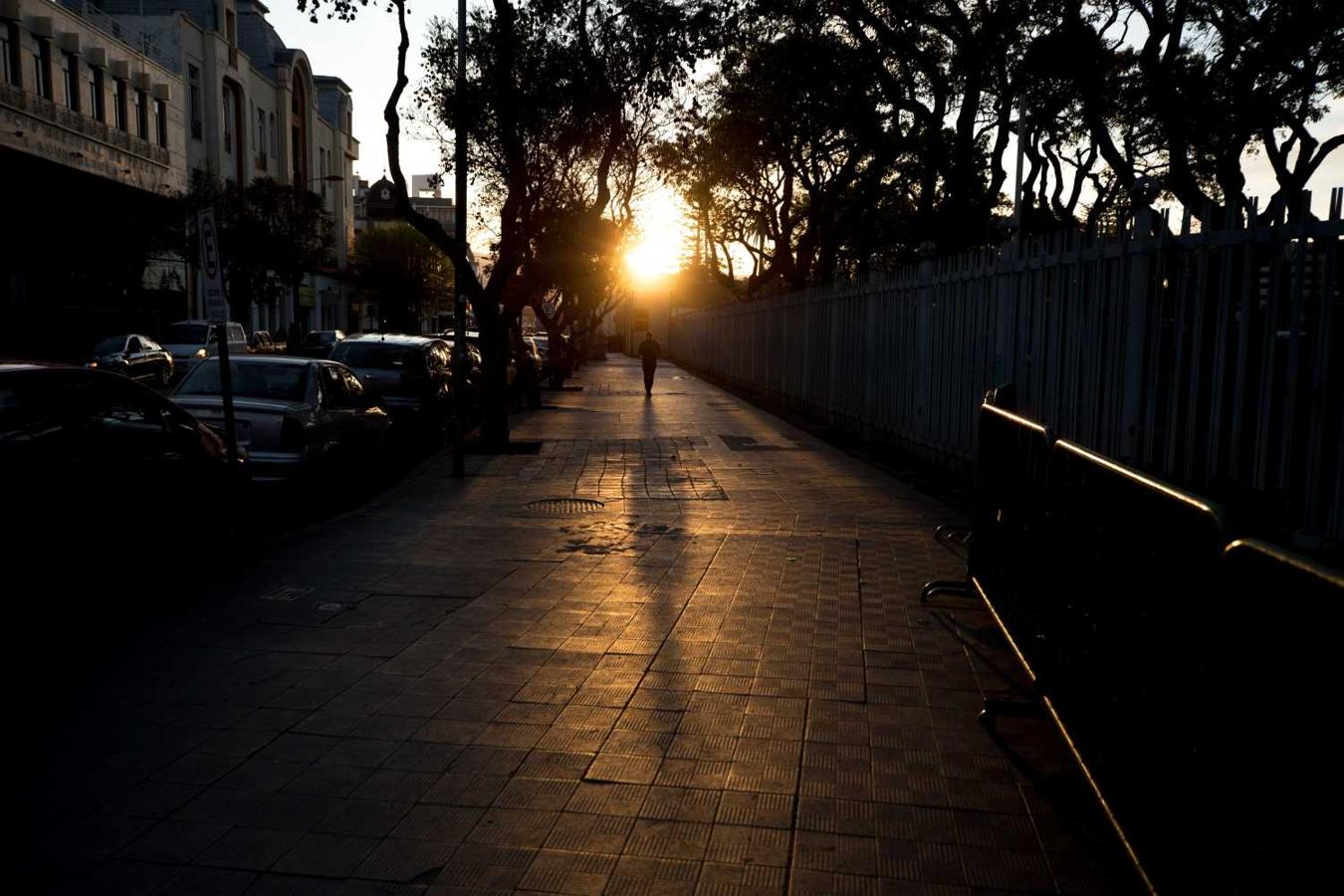 Un hombre pasea durante el atardecer en Valparaíso, Chile