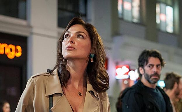 Blanca Soto y Eduardo Noriega en un fotograma de 'No te puedes esconder'.