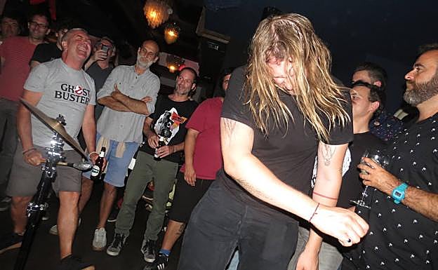 Entre el público, Fernando Bilboloop, el de la camiseta cazafantasmas, le pega al platillo.