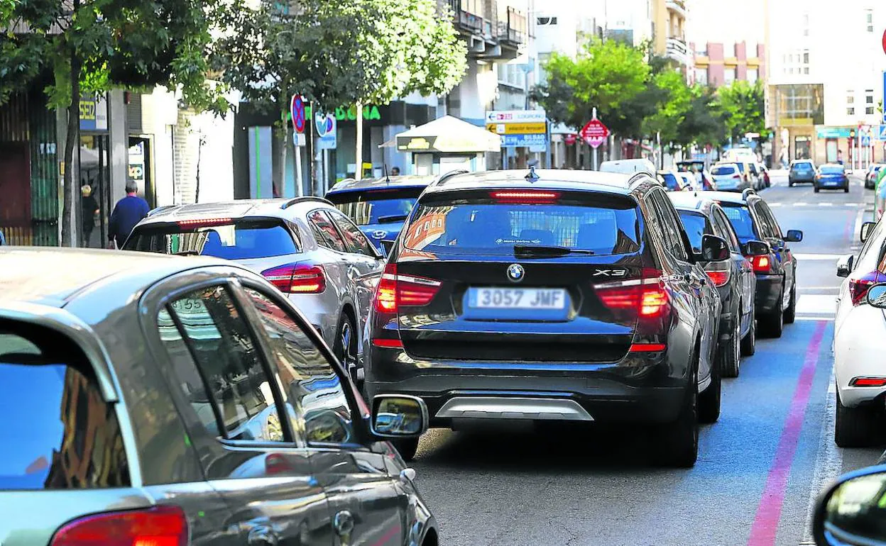 La entrada a la ciudad por la calle Vitoria soporta un tráfico intenso en distintos momentos del día. 
