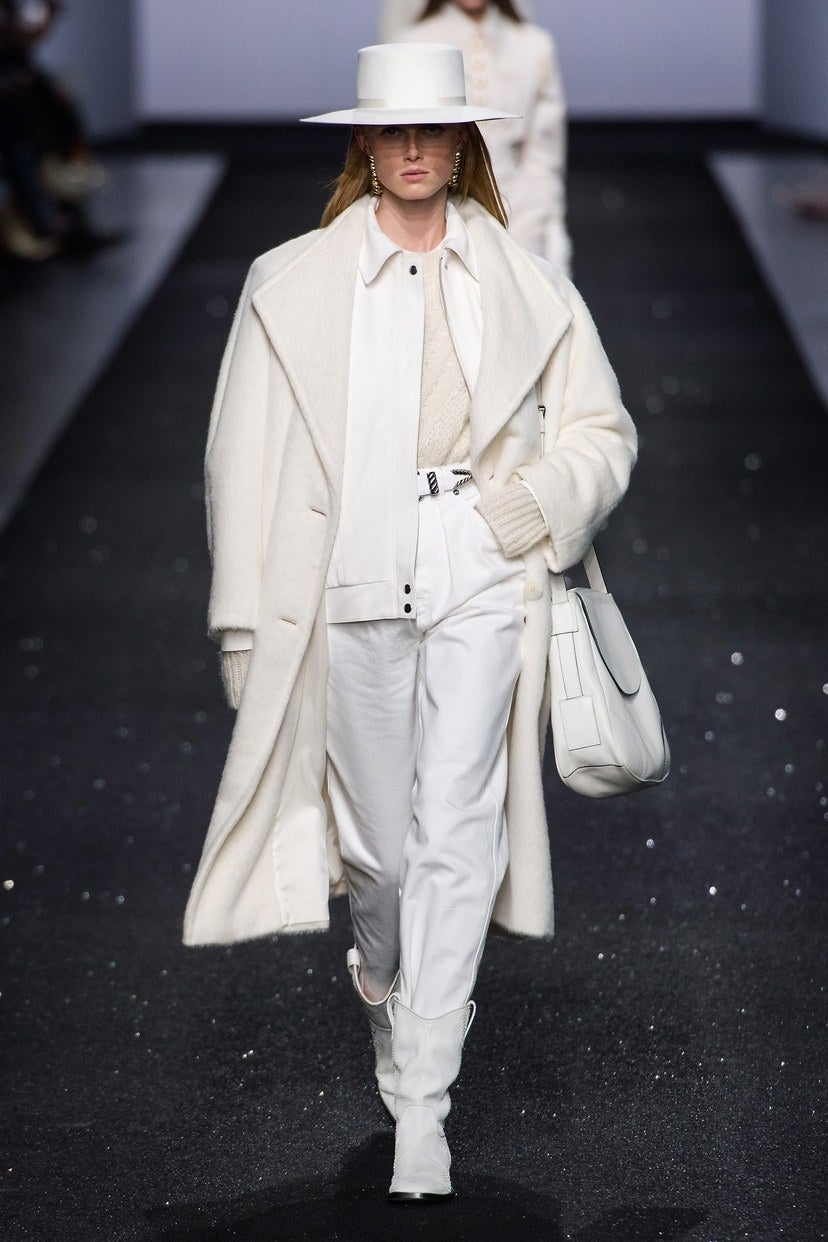 Blanco, puro y minimal - Si durante años hemos renegado de los colores claros para vestir en invierno, ha llegado el momento de cambiar de mentalidad. Lo respaldan grandes como Carolina Herrera, Tom Ford, Jacquemus o Alberta Ferretti. Sabemos que el 'total white' es una de tus claves favoritas para lucir en verano y ahora, te aseguramos que será más fácil de lo que piensas para adaptarlo a las bajas temperaturas. Las opciones de temporada son infinitas y el 'street style' está plagado de inspiración.