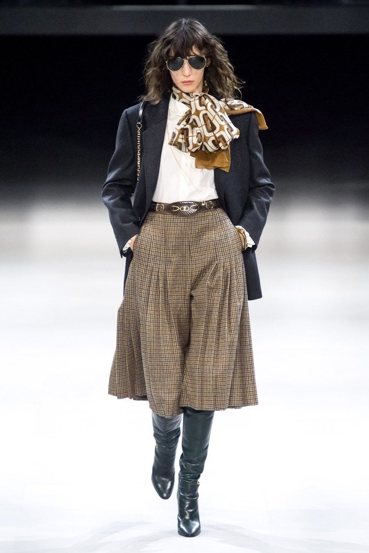 Faldas 'midi' con botas altas - El nuevo uniforme de oficina ya no son los trajes de chaqueta. Ahora, irás al trabajo con el punto 'preppy` que nos dan las faldas 'midi', esas con un irresistible punto cincuentero al más puro estilo 'Mad Men'. Plisadas, de cuadros, de lana cruda o de cashmere, da igual, lo importante es que sean de cintura alta, tengan vuelo y te las puedas poner con botas 'over-the-knee'.