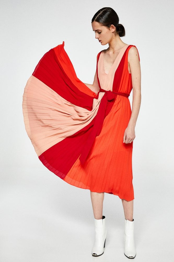 Vestido tricolor plisado, de Sfera (45,99 euros).