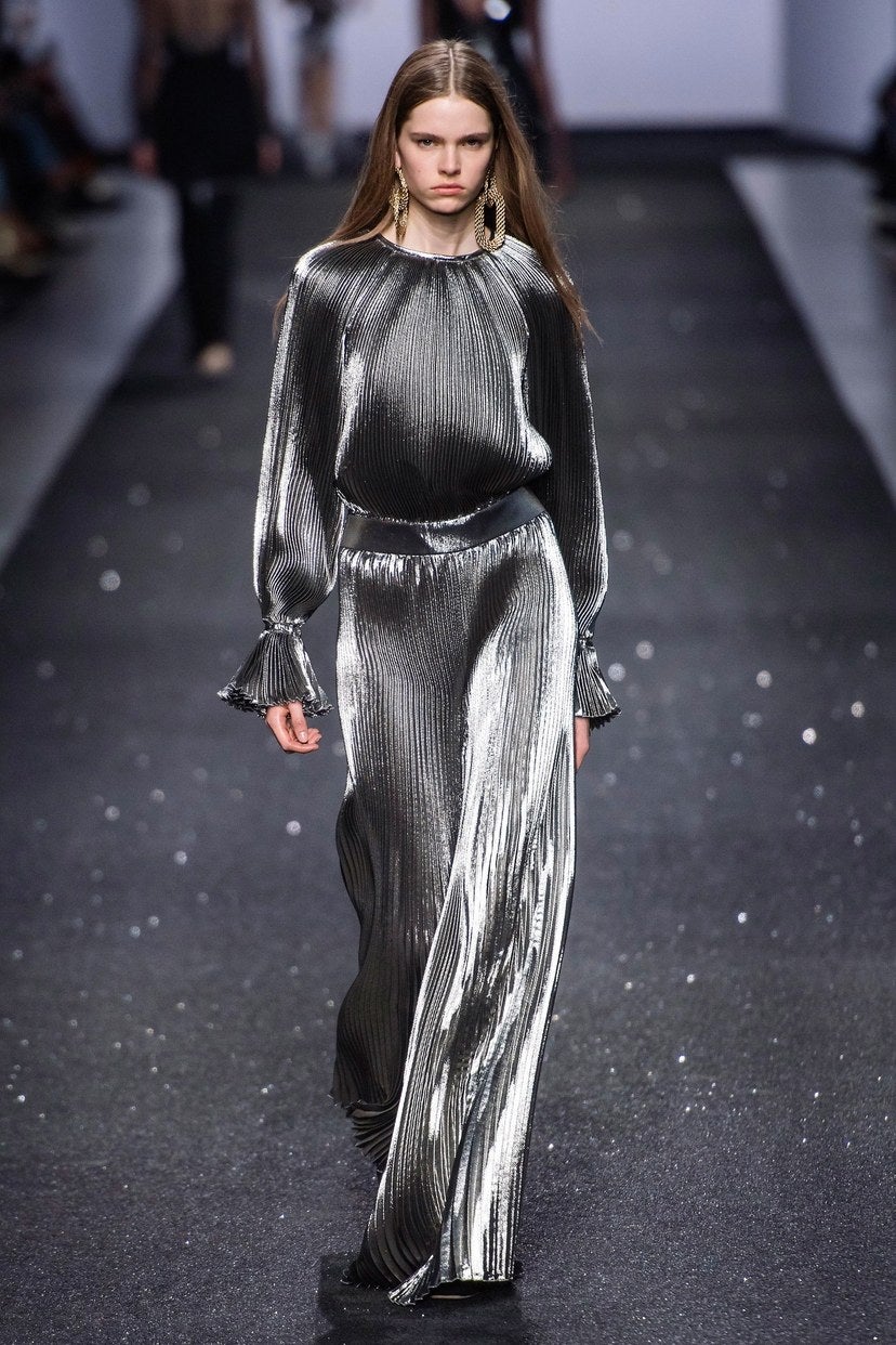 Lamé plateado - Las propuestas de Alberta Ferretti, Michael Kors o Altuzarra nos recuerdan a las noches disco de Studio 54, a los años 70 y la fiebre del sábado noche. Las lentejuelas se dejan de lado y los brillos metalizados se presentan en tejido de lamé plateado.