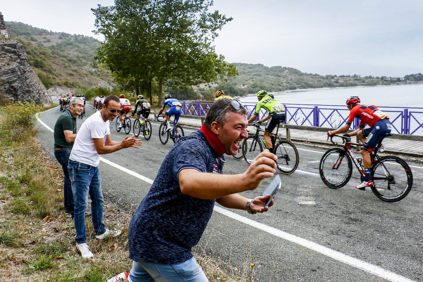 Fotos: La Vuelta hace disfrutar a los aficionados a su paso por Álava