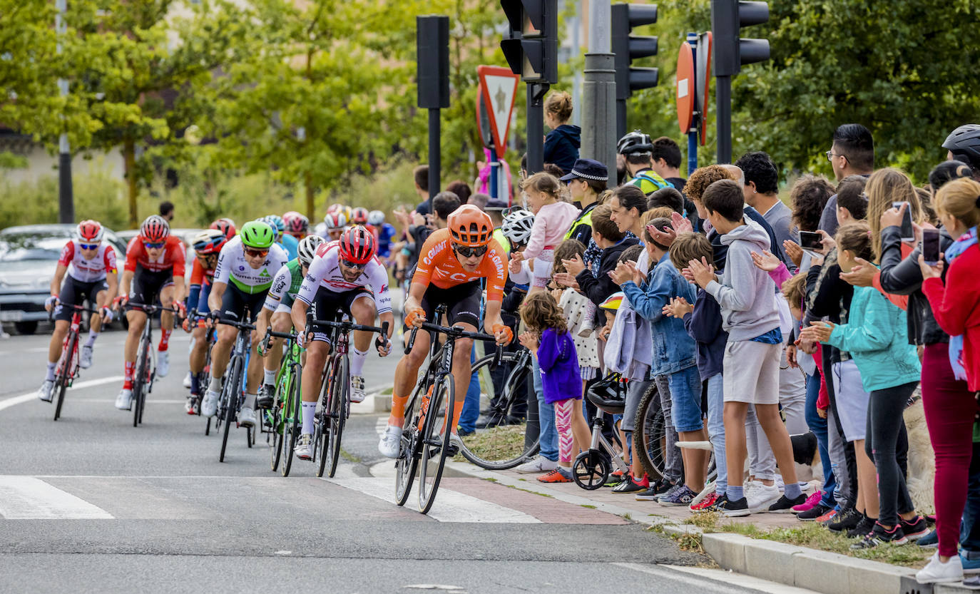 Fotos: La Vuelta hace disfrutar a los aficionados a su paso por Álava