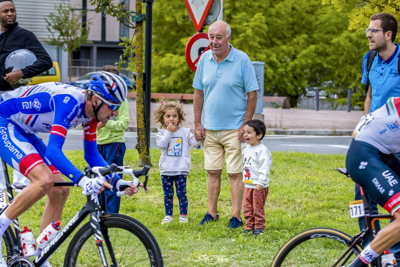 Fotos: La Vuelta hace disfrutar a los aficionados a su paso por Álava