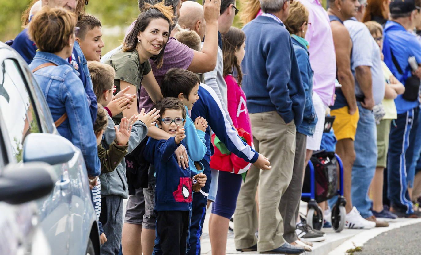 Fotos: La Vuelta hace disfrutar a los aficionados a su paso por Álava