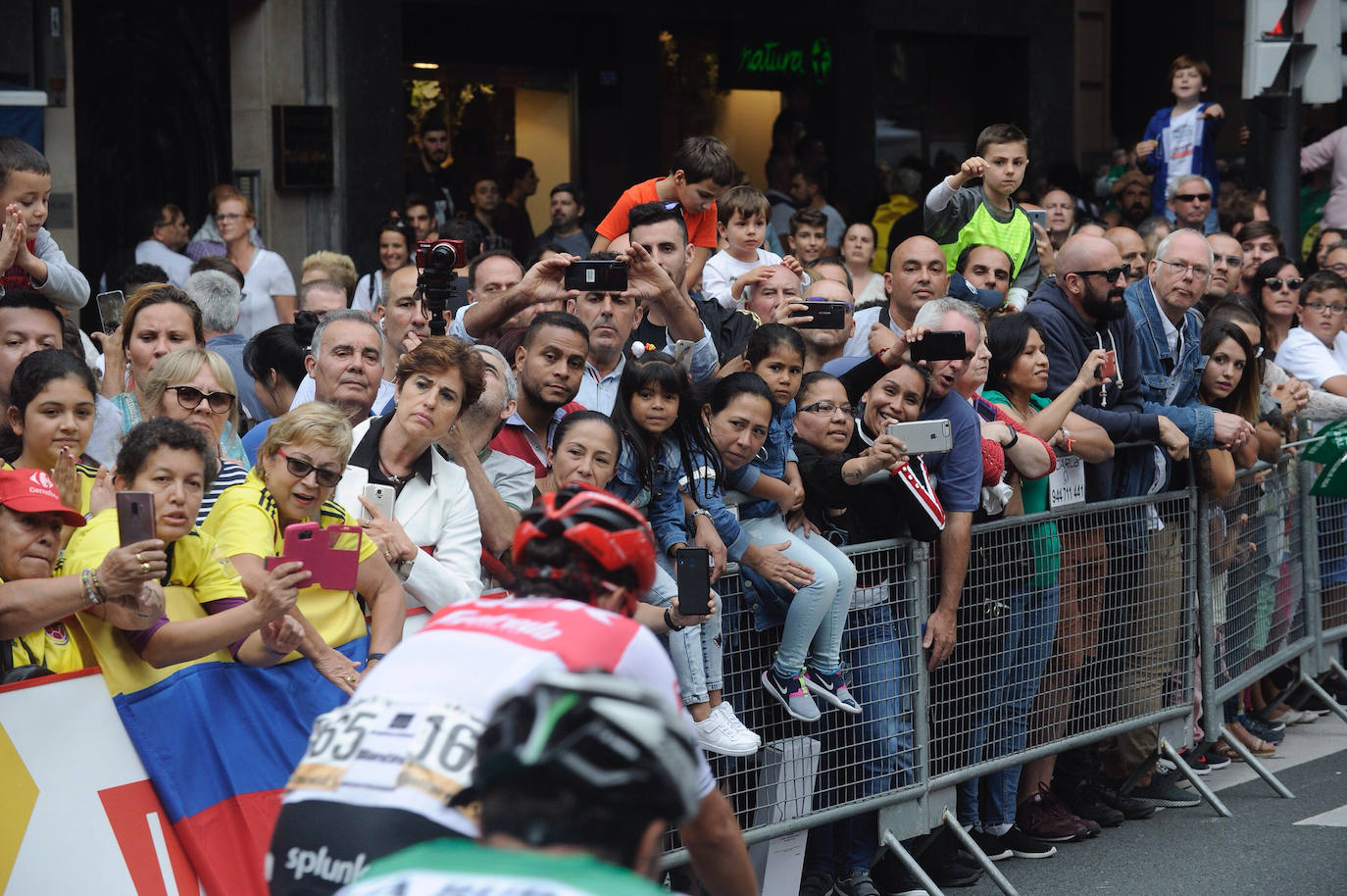 La ciudad muestra este jueves una estampa inusual por el paso de la prueba ciclista