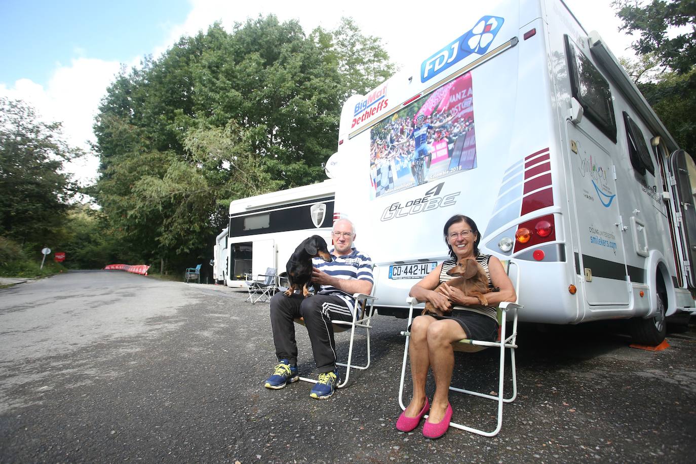 Aficionados han acudido desde primera hora a El Vivero para ver pasar a los ciclistas.